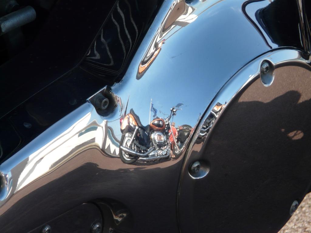 P1080647.JPG - Sur la digue,les motos ont roulé des mécaniques dans les brumes maritimes.