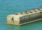 IMG 8887  Les Britanniques construisirent d&#39;énormes caissons flottants en béton, les &#34;Phoenix&#34; qui après avoir été remorqués d&#39;Angleterre devaient être assemblés en les coulant afin de former des quais et jetées formant et délimitant un port artificiel, le Port Mulberry, comprenant des pontons reliés à la terre par de véritables chaussées flottantes. Un de ces ports fut assemblé à Arromanches et, aujourd&#39;hui encore, quelques caissons &#34;Phoenix&#34; visibles sur l’image témoignent de sa solidité