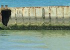 bunker  Mais Arromanches est resté célèbre comme lieu historique du débarquement, notamment pour le port artificiel qui y fut installé. Ce port permit de débarquer 9 000 tonnes de matériel par jour.