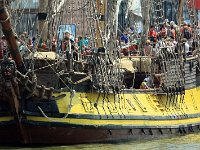 IMG 9113  Le nom « Shtandart » est lié à l’ouverture d’une nouvelle voie commerciale à travers la mer Baltique. En 1703 Pierre 1er a changé son étendard en ajoutant une quatrième mer sur la carte – c’était la mer Baltique. En l’honneur du nouvel étendard le premier vaisseau de la flotte Baltique a reçu le nom «Shtandart».