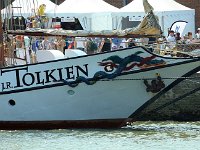 IMG 9120  Ce grand voilier fut construit en 1964 par les chantiers de l’Elbe. Connu sous le nom de Dierkow durant son époque « Transport de marchandises », c’est un petit remorqueur brise-glace qui écume les mers du Nord, défie les glaces et gonfle ses voiles aux creux de la Baltique. Il est laissé à l’abandon pendant une trentaine d’années. Racheté en 96  par la famille Van der Rest, puis restauré, il retrouve sa dignité sous les traits d’un navire de croisière.