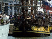 IMG 9126  En 1994 des jeunes enthousiastes de Saint-Pétersbourg décidaient de faire revenir le « Shtandart » de Pierre 1er sur les rives de la Neva, en construisant une réplique. Le projet attirait de plus en plus de jeunes gens et devenait assez vite une association éducative et patriotique. Tout le monde pouvait participer à la construction et joindre l’équipe unie qui en 2000 a pour la première fois pris la mer à bord du vaisseau reconstruit.