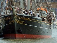 IMG 9127  Né de l&#39;association de la ville d&#39;Amsterdam et du groupe Randstad, ce clipper a été construit par des chômeurs en réorientation et des jeunes ayant terminé leurs études secondaires. Ce projet a créé une véritable dynamique sociale pour la ville d&#39;Amsterdam en augmentant l&#39;emploi des jeunes et de mettre en valeur son passé de port commercial et de construction navale.