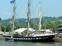 IMG 9288  Le Belem (1896) est le dernier trois-mâts barque français. Construit à Nantes, utilisé notamment dans les Antilles, puis tour à tour anglais, italien puis à nouveau français, cet ancien voilier de charge, plusieurs fois transformé, motorisé et rebaptisé, pour divers usages (croisière de luxe et navire-école), fut finalement déniché par hasard à Venise par un amateur nostalgique dans un piteux état à la fin des années 1970.Iil est aujourd&#39;hui reconverti dans le cabotage, offre des stages d&#39;initiation et de découverte aux passionnés, sert entre autres et accessoirement à la Marine nationale pour l&#39;entraînement de ses mousses et apparaît dans les grands rassemblements de gréements traditionnels.