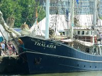 IMG 9156  Un trois-mâts goélette ou gréement en barquentin (ne pas confondre avec une goélette à trois mâts) est un navire à voiles comportant trois mâts, dont le mât situé à l&#39;avant (le mât de misaine) est gréé en voiles carrées, tandis que les deux autres mâts (grand mât et mât d&#39;artimon) ont des mâts de flèche et portent des voiles à cornes et des voiles de flèche (gréement aurique). Des voiles d&#39;étai sont hissées entre les mâts. Elle peut être également une goélette à hunier.