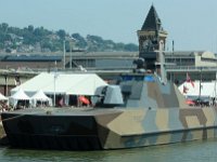 IMG 9175  Sa flottabilité est augmentée par un coussin d&#39;air entre les deux coques rigides de type catamaran.