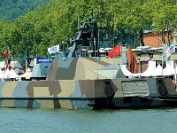 IMG 9239  Grâce à cette configuration particulière, les patrouilleurs ne s’enfoncent que de 90 centimètresdans l’eau en opération. Quatre turbines Pratt &#38; Whitney et deux hydrojets Kamewa (Rolls-Royce), offrent une puissance propulsive de 12.000 kW. La plateforme de 270 tonnes peut atteindre des vitesses très élevées, dépassant les 60 noeuds (111 km/h).