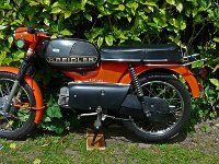 P1150363  Tiens un Kreidlers Metall- und Drahtwerke Florett 50 : naissance de la firme en 1869. Elle existe toujours.Après  Malaguti,  Gitane Testi,  Kreidler,p as forcément beau, mais terriblement efficace. Et à force de les voir rouler loin et sans souci, les avis évoluent rapidement. C&#39;était un 50 cc, un vrai avec des qualités routieres.  Le Kreidler semblait être au dessus des autres 50 de l&#39;époque. C&#39;était une moto qui permettait de laisser derriere les &#34;petits cyclomoteurs&#34; et qui donneit le sentiment de jouer dans la cour des grandes en nous approchant des soeurs 125cc. Grosse selle biplace permettant de partager les balades , de bon gros amortisseurs, un freinage adequat et un excellent moteur qui fleurait bon la fiabilité