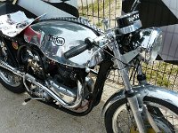 P1150411  Ces motos étaient fines, légères et maniables. Les machines qui définissent le mieux cette catégorie sont sans doute celles qui mélangent les Norton Motorcycle Company et les Triumph (aussi appelée « Triton »). Elles utilisaient le moteur le plus commun et le plus rapide combiné avec le meilleur cadre de son époque, le cadre Norton Featherbed et le moteur de la Bonneville. Ceux qui avaient moins d&#39;argent pouvaient opter pour un &#34;Tribsa&#34; - moteur de Triumph dans un cadre de BSA.