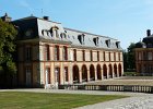 P1140696  Construit en 1675 à 1683 pour le Duc , gendre de Colbert, et restauré sous Louis-Philippe, le château s&#39;élève au fond d&#39;une cour d&#39;honneur pavée et est séparé des communs dont il est flanqué de part et d&#39;autre par d&#39;élégantes balustrades : précédé d&#39;une grille majestueuse, revêtu d&#39;un toit d&#39;ardoises, le corps central est remarquable par son pavillon classiquement décoré de quatre colonnes supportant un fronton sculpté et par ses deux tourelles Renaissance masquant les encoignures des ailes. Il faut aussi visiter le somptueux intérieur du château, sa grande pièce d&#39;eau coudée.Alors là, je suis royal.