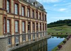 P1140711  Le petit-fils de Marie de Rohan, 3ème Duc de Luynes, gendre de Colbert, fit raser le château jusqu’au rez-de-chaussée. Il édifia alors le château actuel sur les plans de Jules Hardouin Mansart et de Le Nôtre pour les jardins et le parc.