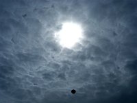 P1060264  Voyez ce ballon qui essaye de se faufiler dans un trou du ciel angevin ; vous trouvez cela normal ?