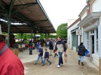 P1060370  Encadrée par sa halle et son bistrot authentique, la grande place est bordée par ses commerces Belle Epoque aux vitrines alléchantes.