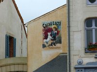 P1060371  Derrière s'activent les commerçants : le marchand de jouets, la marchande de bonbons...