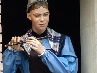 P1060384  mine de rien, elle espionne la foule