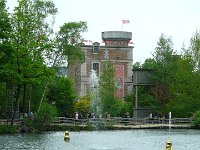 P1160769  Un autre décor / un autre drame derrière ces murs.