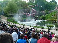 P1160518  Surgissant de leurs drakkars au milieu des flammes gigantesques, les féroces vikings attaquent le paisible Fort de l'An Mil aux toits de chaume.