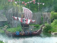 P1160521  Le drakkar a pris possession de la rivière.