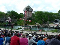 P1160522  Les spectateurs n'en mènent pas larges et espérent que le combat restera circonscrit dans l'enceinte prévue pour cela.