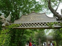 P1060387  Au milieu des animaux des célèbres fables et des arbres qui parlent, les statues se réveillent et les surprises s'enchaînent sur votre passage.