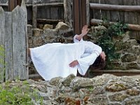 P1060628  Aliénor se réveille dans les ruines du vieux château et ses souvenirs font surgir les faucons, les hiboux et les vautours qui vous frôlent de leurs ailes géantes.