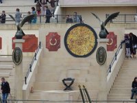 P1060429  Vivez la fureur des jeux du cirque !Juvénal, intellectuel romain hostile au mouvement sportif, forge une expression qui devient un des clichés de la civilisation romaine : Panem et circenses : « Du pain et des jeux » Qu'est ce qui a changé?