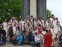 P1060442  De l'autre les romains ;Quelques spectateurs grimés.