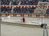 P1060450  La foule va se préter au jeu et sonnera alors le malheur du vaincu.