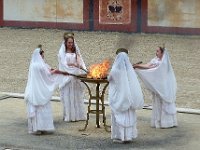 P1060453  Les coco gilrs officient :Ita diis placuit !