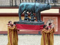 P1060458  La louve salue le peuple  ; d'un coté