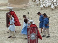 P1060465  hou les gaulois hurle le foule, prete à les luncher.