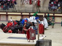 P1060537  Les graves blessures et quelquefois la mort que ces courses pouvaient entraîner pour les participants donnaient à l'épreuve une dimension spectaculaire qui contribua à son succès auprès du public. Chaque char était tiré par un, deux (bige, originellement un jeu étrusque), trois (trige), quatre (quadrige) ou six chevaux. Les chars de compétition étaient conduits par des auriges