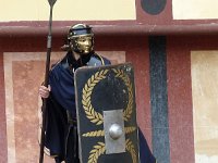 P1060545  La première chasse (venatio) remonte aux jeux organisés en 186 ACN. C'étaient de véritables chasses aux fauves : tigres, panthères, lions affamés sortaient des caves pour être mis à mort par le bestiarius après un "jeu" qui peut nous faire penser aux corridas. Ou bien, excités les uns contre les autres, ces animaux s'entretuaient à qui mieux mieux. Le bestiaire combattait sans armure, vêtu seulement d'une tunique courte, les jambes nues parfois couvertes de bandages. C'est par centaines et même par milliers que les bêtes sauvages étaient massacrées au cours de ces manifestations : 5.000 lors de l'inauguration de l'amphithéâtre de Titus, 11.000 à l'occasion des victoires de Trajan en Dacie!