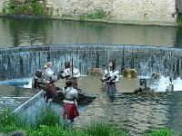 P1160553  La symbolique de la Table ronde a évolué aux cours des siècles avec notamment l'incorporation de thèmes chrétiens comme la quête du Graal ou de thèmes aquatiques tel celui du Puy du Fou.