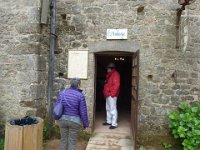 P1060421  Mais l'histoire est étrange. Ce matin,à notre réveil, nous nous sommes  retrouvés au Village, un lieu idyllique et esthétique dirigé par le Numéro 2 et habité par une communauté de villageois tous vêtus d'habits colorés et d'un badge numéroté les identifiant. Certains sont des visiteurs, les autres les visités et ils ne peuvent être différenciés les uns des autres.