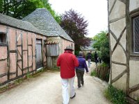 P1060611  Je suis la numéro cinq reconnaissable à son haut mauve.