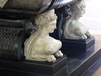 IMG 0237  Le 18 juin 1795 lors de la Révolution, son sarcophage de marbre noir est profané. Deux commissaires de la Sûreté générale de Dreux font état de son corps parfaitement conservé ainsi que deux cadavres correspondant à deux de ses petites-filles mortes en bas âge. Leurs corps exposés  se dégradent  si bien qu'ils sont déplacés dans une fosse creusée à côté de l'église, à l’exception de la chevelure de Diane qui se détache de sa tête lorsque deux membres du comité révolutionnaire la basculent dans la fosse . Ils se partagent alors ses mèches en souvenir, l'une étant par la suite donnée au propriétaire du château d'Anet. Son sarcophage est converti en auge, et le socle en plomb utilisé par les révolutionnaires pour fabriquer des « balles patriotes »