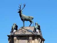 IMG 0239  Cet ornement était à l'origine un automate : le cerf remuait la tête et les chiens remuaient la patte arrière gauche pour marquer les heures ; le groupe actuel est une reproduction, l'original ayant été fondu à la Révolution.