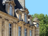 vue6  Seule subsiste aujourd'hui de son plan en quadrilatère ( dit "en U" ou encore "en fer à cheval") l'aile gauche, modifiée au milieu du XVIIe siècle.