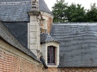 IMG 0417  Les façades constituées d'une maille de briques rouges et noires sont typiques du Val de Loire.