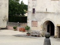 IMG 0420  de l'autre coté du pont-levis.Il a conservé la forme traditionnelle des forteresses médiévales mais a été conçu comme un château d'habitation.