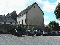 P1160884  Nous voici à Châteaudun. Le parking est plein.