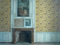 P1160992  la seule pièce conservée.Le Château de Châteaudun est un château édifié entre le XIIe siècle et le XVe et XVIe siècles et qui est situé sur un éperon rocheux dominant la ville de Châteaudun et le Loir, dans le département d’Eure-et-Loir en France. Le donjon, bâtiment le plus ancien, a été construit vers 1180 par Thibaut V, comte de Blois. Jean de Dunois (1402-1468), bâtard de Louis Ier d'Orléans et compagnon de Jeanne d'Arc qui avait reçu le château en récompense de la libération de son demi-frère Charles d’Orléans, prisonnier des Anglais, le transforme en résidence en ajoutant un corps de logis de style gothique et la chapelle. Une deuxième aile de style Renaissance est ajoutée au XVIIe siècle.