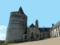 chateau  notamment par la présence de son donjon extraordinaire que l'on visite et qui se dresse à l'extrémité nord-ouest d'un éperon rocheux autour duquel se développa la vieille ville.