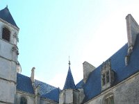 chateau10  Messieurs, la cour.