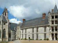 chateau3  franchissons le portail.