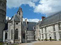 chateau4  La situation de chateaudun assez isolée ne lui permet pas de prétendre au statut des châteaux de la Loire. Tant mieux , il y a moins de monde et c'est moins cher.D'ailleurs ici on dit le loir et pas la loire.
