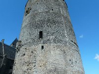 chateau5  enfin droit.Le donjon cylindrique, haut de 31 m sous toiture et de 42 m au total 2 et ayant 17 m de diamètre a été édifié en 1180. Doté de murs épais de 4 mètres, il comporte trois niveaux : le rez-de-chaussée accessible uniquement de l'étage supérieur par un puits était utilisé pour le stockage des vitres. Le toit en ardoise reposant sur une charpente fortement dimensionnée a été ajoutée par Dunois. L'accès au donjon se faisait initialement par une porte située initialement à 10 mètres de hauteur qui communique aujourd'hui avec les combles de la chapelle.