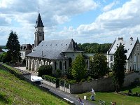 P1170321  L'église du bourg se trouve en contre-bas du château.