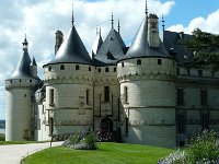 P1170329  La forteresse de Chaumont sur Loire fut bâtie vers l’an 1000 pour surveiller la frontière entre les comtés de Blois et d’Anjou.